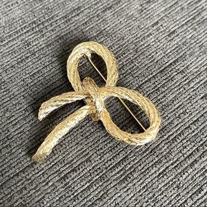 Knot style brooch